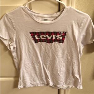 white levi tshirt